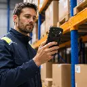 Opérateur logistique utilisant un terminal Unitech EA530 protégé par sa coque
