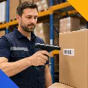 Opérateur scannant un colis avec un Unitech EA530 équipé de sa poignée pistolet