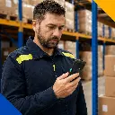 Opérateur logistique utilisant un terminal Unitech EA530 couvert par UnitCare